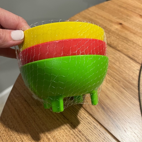 Plastic Salsa Bowls - 3 pack the length of each bowl is 5 in. by 3 in. in height - Picture 6 of 7